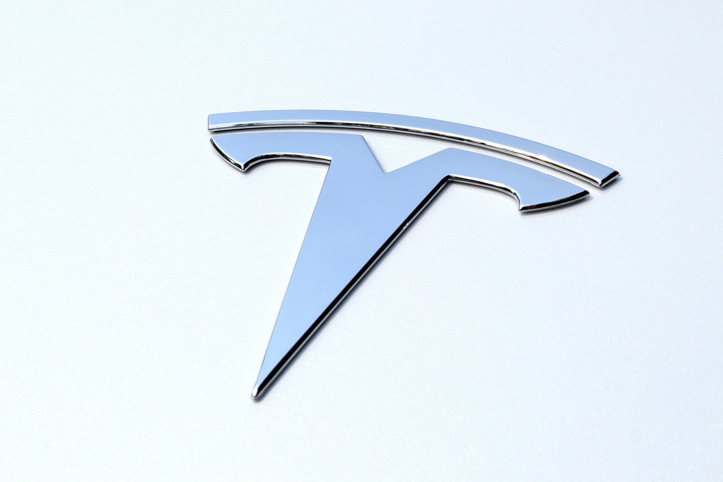NHTSA otevřela Audit Query AQ26002 do sebe­certifikace Tesla Cybercabu ještě v den premiéry: federální regulátor chce vidět, jak Tesla obhájila FMVSS-compliance u vozu bez volantu, pedálů i zrcátek, akcie propadly o 6 % a Zoox precedent visí ve vzduchu