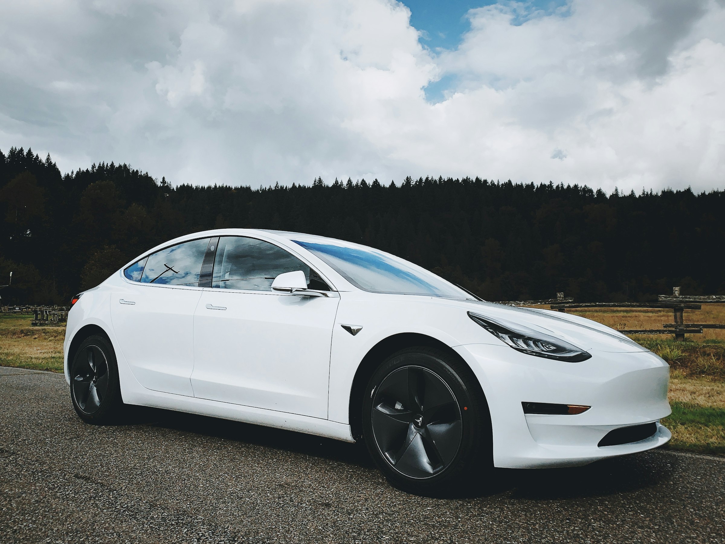 Tesla se vrací do Evropy: Británie skoro +100 %