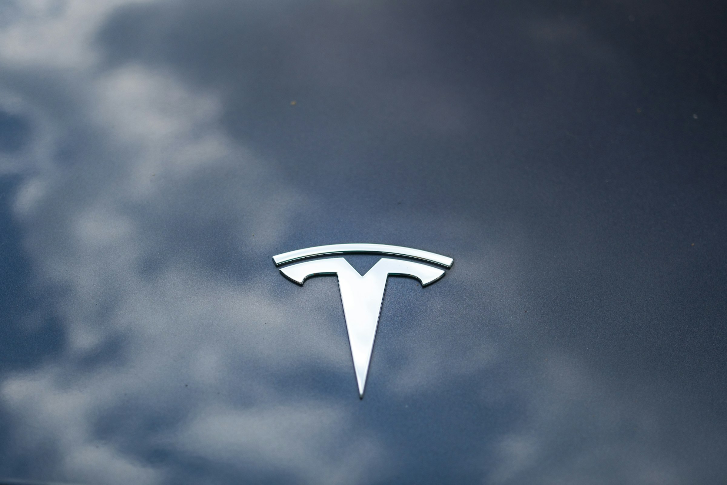 Wall Street v pátek 4. září 2026 poslala Tesla akcie o 6 % dolů po Cybercab eventu: Barclays veřejně litoval, že Musk událost neodstreamoval, Wells Fargo napsal do headlinu „TSLA Cybercab Launch Event Underwhelms“ a market cap se propadl o zhruba 60 miliard dolarů za jediný obchodní den