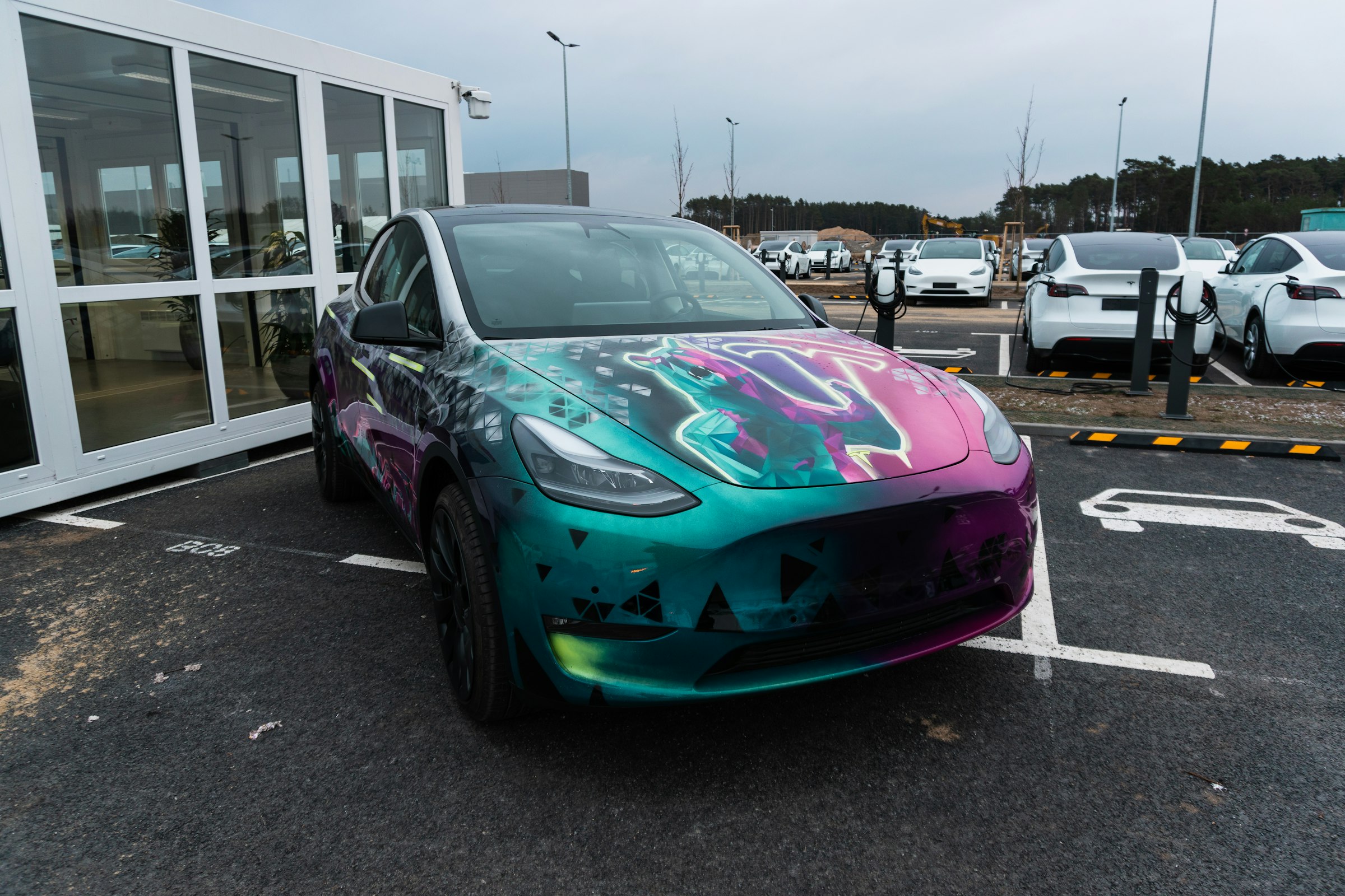 Tesla tři dny před Cybercab launch eventem zaregistrovala v Texas DMV rovnou 45 Cybercabů a rozšířila Dallas Robotaxi zónu o 50 % na 120 km²: fleet začíná explodovat, VINy s prefixem 5YJA jdou do provozu na early FSD v15 buildech